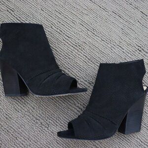 VINCE CAMUTO Kentvi Peep Toe Booties Suede BLACK Size 7